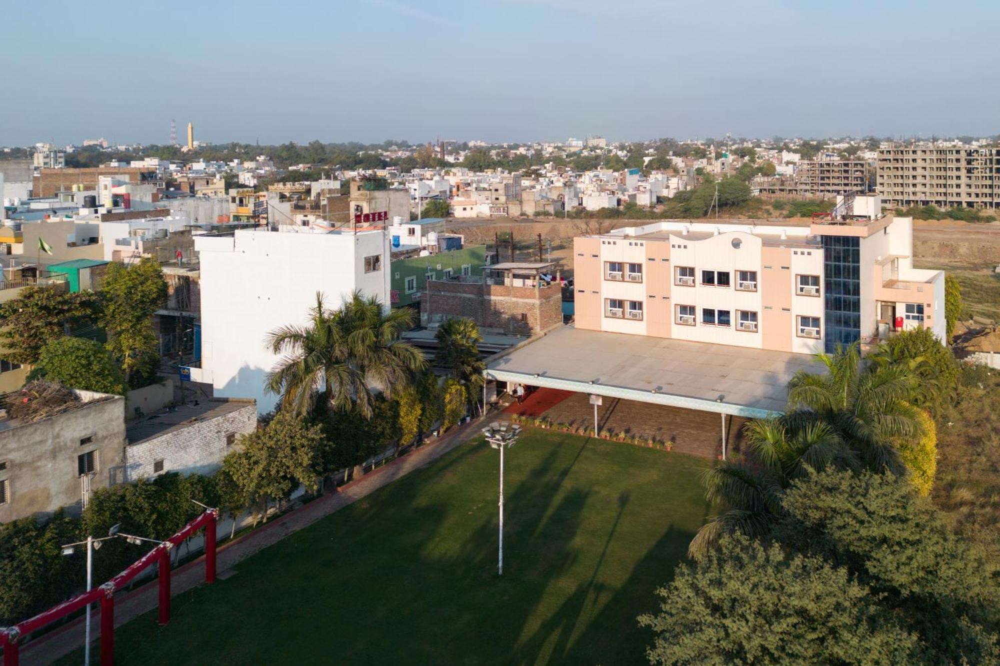 Ruchishree Garden Hotel Ujjain Buitenkant foto
