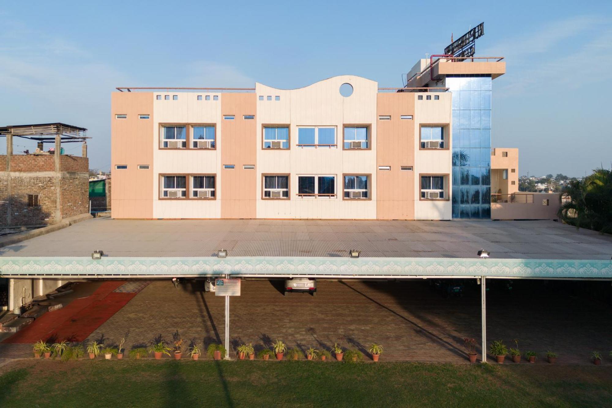 Ruchishree Garden Hotel Ujjain Buitenkant foto