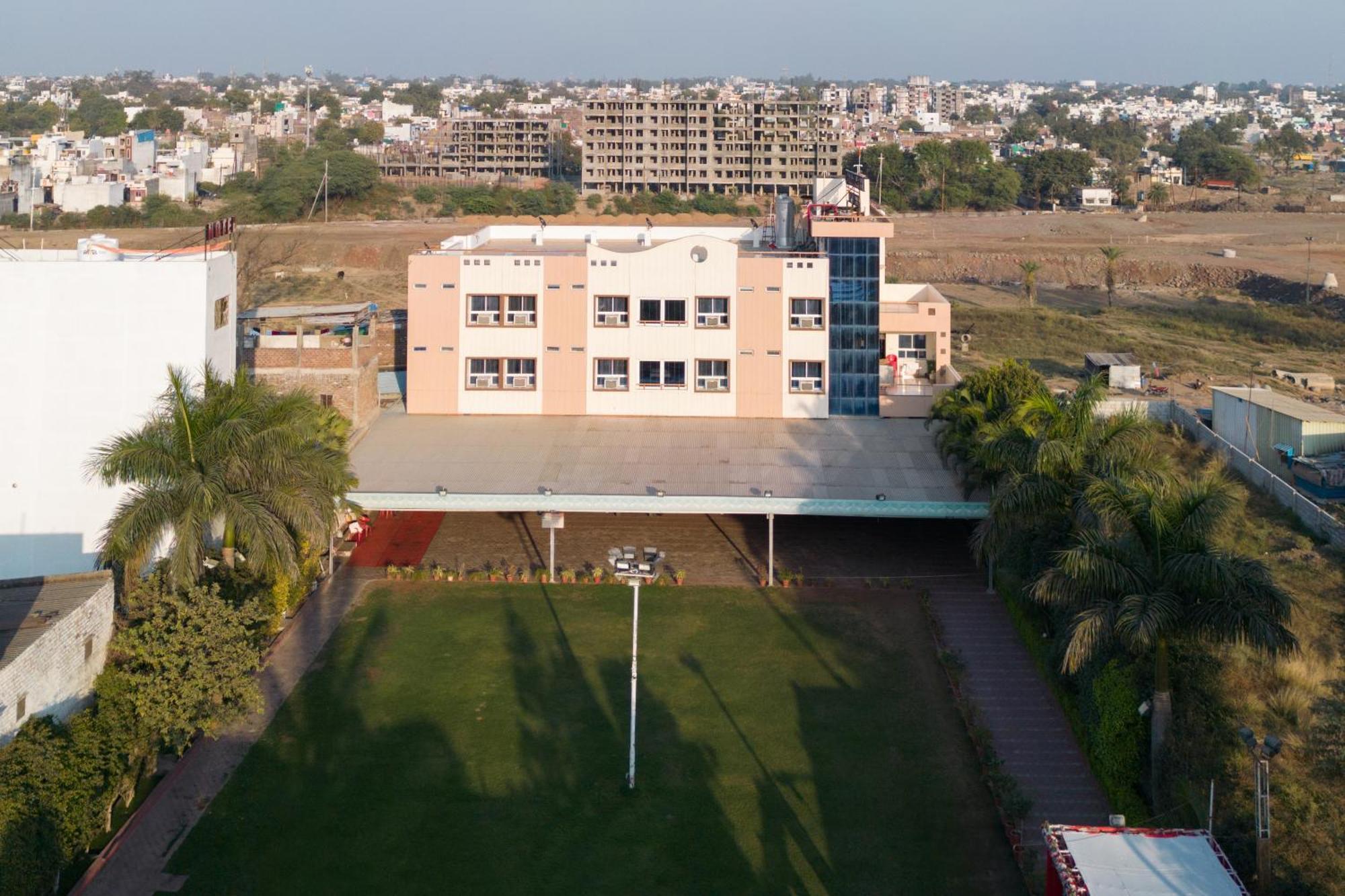 Ruchishree Garden Hotel Ujjain Buitenkant foto